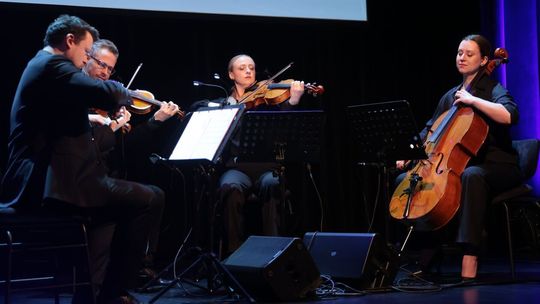 Międzynarodowy dzień teatru. Aktorzy nagrodzeni dyplomami.