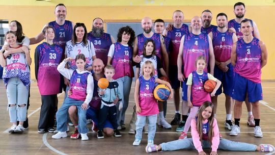 Pod koszami dziennika rozdanie medali i pucharów.