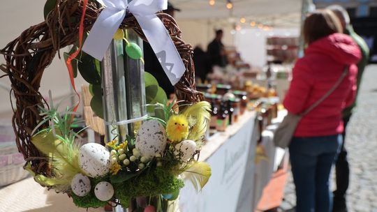 Kiermasz świąteczny na rynku starego miasta.