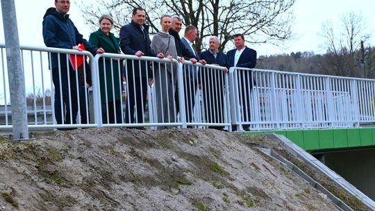 Kładka piesza nad Jacynką w Jacni