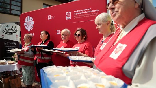 Wspólna wielkanoc bezdomnych i potrzebujących w Caritasie.