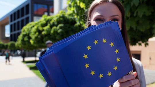 21 rocznica wejścia do Unii. Z tej okazji Wojewoda Lubelski rozdawał flagi mieszkańcom. 21 rocznica wejścia do Unii. Z tej okazji Wojewoda Lubelski rozdawał flagi mieszkańcom.