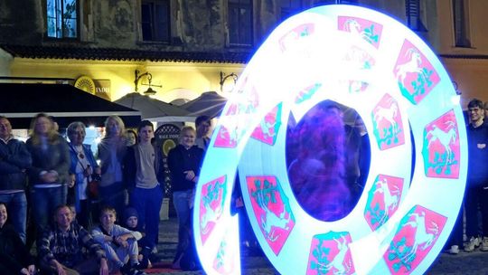 Fire show sztukmistrzów na rozpoczęcie majowego weekendu Fire show sztukmistrzów na rozpoczęcie majowego weekendu