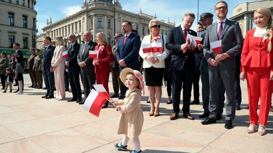 Święto flagi. Samorządowcy i politycy wręczali mieszkańcom Biało Czerwoną. Święto flagi. Samorządowcy i politycy wręczali mieszkańcom Biało Czerwoną.