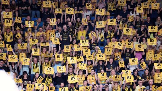 Pełna hala globus na meczu z Zawierciem.