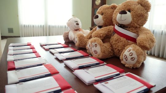 Wojciech Wołoch vice wojewoda wręczył obywatelstwa.