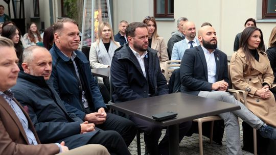 Nowa instalacja z flagami stanęła na Placu Litewskim. Nowa instalacja z flagami stanęła na Placu Litewskim.