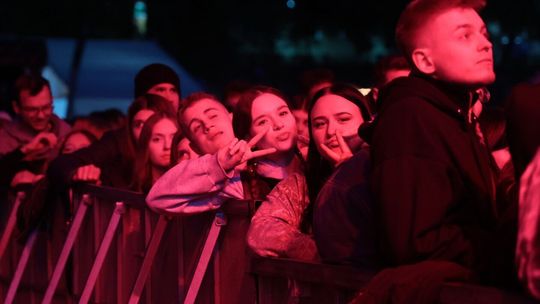 Pierwszy dzień koncertów w trakcie Juwenali. Na scenie Dżem.