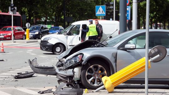Wypadek na skrzyżowaniu Alei Racławickich i Poniatowskiego.