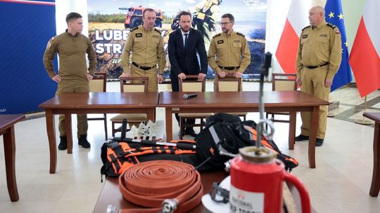 Wojewoda Lubelski podziękował strażakom za pomoc w gaszeniu pożarów w Biebrzy. Wojewoda Lubelski podziękował strażakom za pomoc w gaszeniu pożarów w Biebrzy.