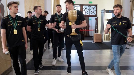 Mistrzowie Plus ligi spotkali się z Wojewodą i pracownikami Lubelskiego Urzędu Wojewódzkiego. Mistrzowie Plus ligi spotkali się z Wojewodą i pracownikami Lubelskiego Urzędu Wojewódzkiego.