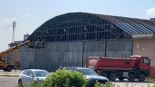 Demontaż hangaru na dawnym lotnisku w Białej Podlaskiej 