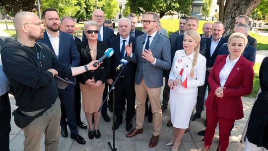 Podpisanie listy poparcia dla Rafała Trzaskowskiego.