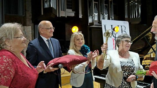 Od dziś seniorzy rządzą miastem - dostali klucz Od dziś seniorzy rządzą miastem - dostali klucz