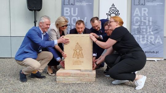 Koziołek Stach pilnuje planów na Politechnice Lubelskiej Koziołek Stach pilnuje planów na Politechnice Lubelskiej
