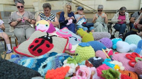 Światowy Dzień Dziergania przed lubelskim Ratuszem 