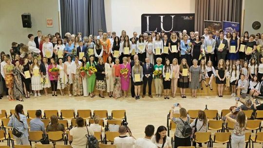 Laureaci  konkursów artystycznych szkół podstawowych i ponadpodstawowych w ZS nr 5