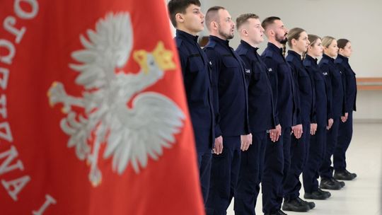Przysięga dziewięciu nowych policjantów.