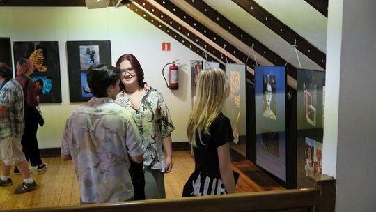 Wernisaż wystawy prac projektu fotograficzno - plastycznego pt. Between fences