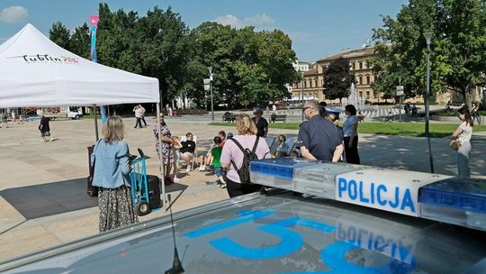 Zajęcia z bezpiecznego poruszania się na hulajnogach na pl. Litewskim