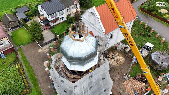 Montaż hełmu dzwonnicy w Wojsławicach po rekonstrukcji