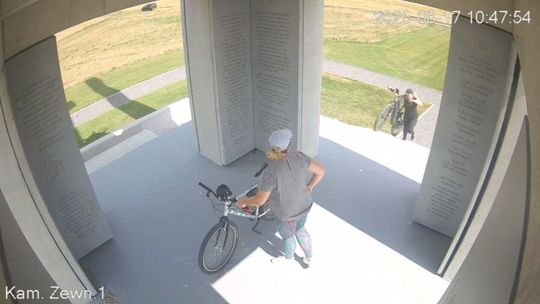 Turyści przy Pomniku Chwały Kawalerii i Artylerii Konnej