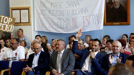 Pikieta w Ratuszu, emocje na komisji. Konflikt miasta z gminą