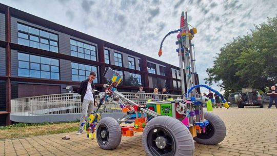 Pokaz najnowszego marsjańskiego łazika Orion V zbudowanego przez studentów politechniki