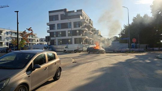 Płonący samochód przy Jemiołuszki