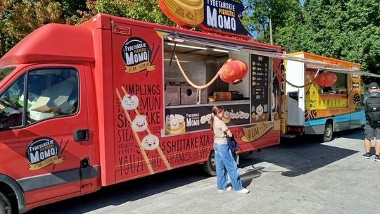 Żarciowozy na placu przed CSK