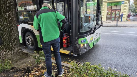 Kolizja trolejbusu z osobówką