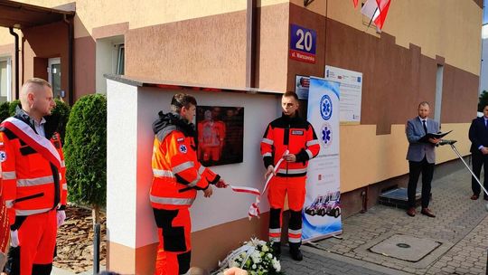 Odsłonięcie tablicy pamiątkowej w bialskim pogotowiu Odsłonięcie tablicy pamiątkowej w bialskim pogotowiu