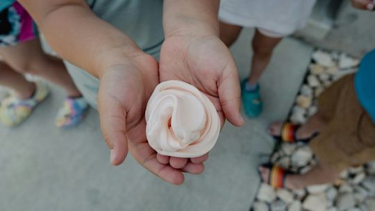 Największa liczba osób robiąca slime