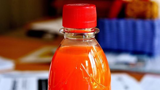 Najdłuższy wąż z nakrętek po napojach