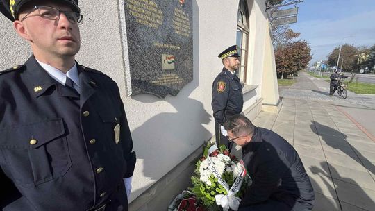 Złożenie kwiatów przy tablicy upamiętniającej dar krwi mieszkańców Zamościa dla Węgrów Złożenie kwiatów przy tablicy upamiętniającej dar krwi mieszkańców Zamościa dla Węgrów