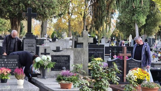 Cmentarz od ulicy Białej - przygotowania do Wszystkich Świętych