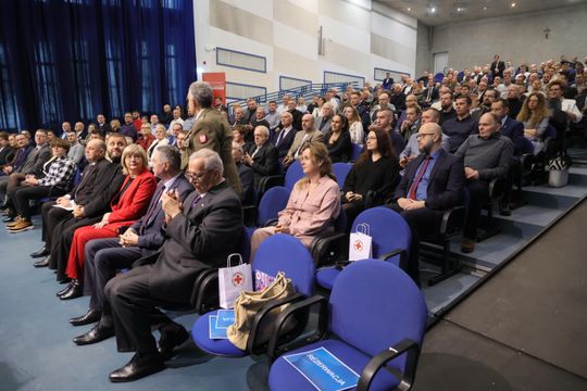 Odznaczenia i medale dla honorowych dawców krwi.