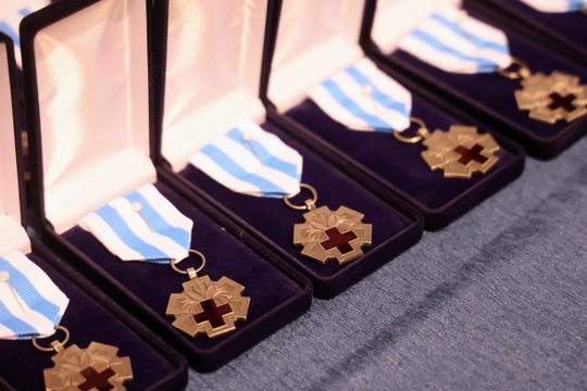 Odznaczenia i medale dla honorowych dawców krwi.