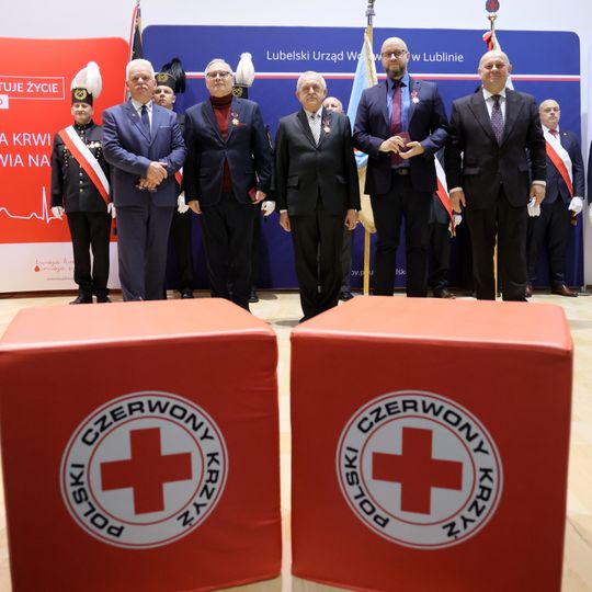 Odznaczenia i medale dla honorowych dawców krwi.