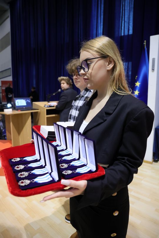 Odznaczenia i medale dla honorowych dawców krwi.