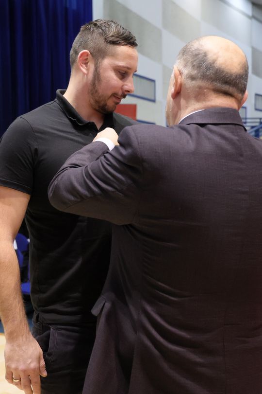 Odznaczenia i medale dla honorowych dawców krwi.