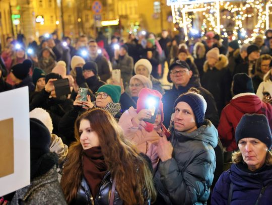 Święta tuż tuż. Choinka przed ratuszem już świeci.