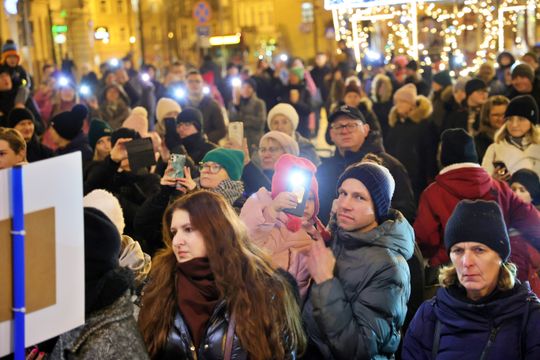 Święta tuż tuż. Choinka przed ratuszem już świeci.