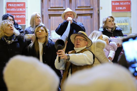 Święta tuż tuż. Choinka przed ratuszem już świeci.