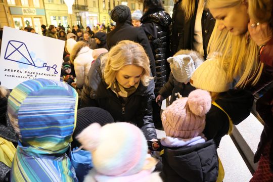 Święta tuż tuż. Choinka przed ratuszem już świeci.