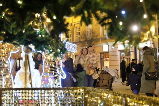 Święta tuż tuż. Choinka przed ratuszem już świeci.
