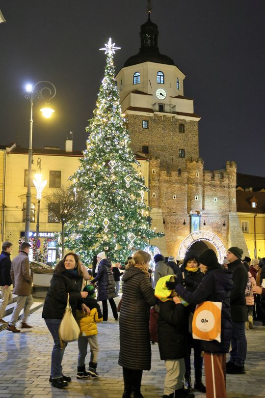 Święta tuż tuż. Choinka przed ratuszem już świeci.