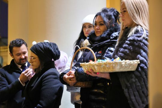 Święta tuż tuż. Choinka przed ratuszem już świeci.