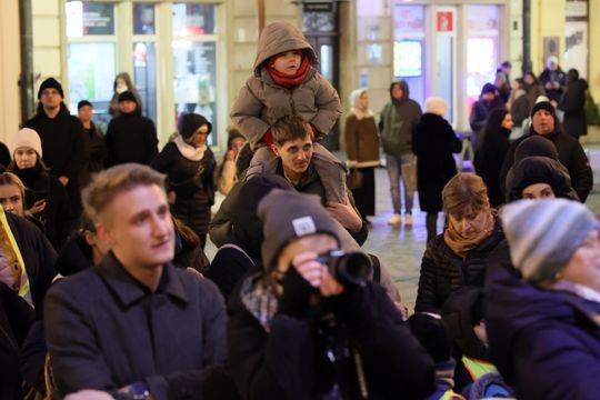 Święta tuż tuż. Choinka przed ratuszem już świeci.