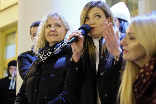 Święta tuż tuż. Choinka przed ratuszem już świeci.